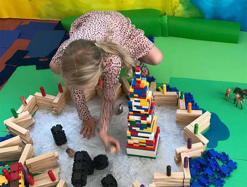 Een leerling van de Sint Michaelschool in Groningen bouwt zelf een stadsmuur, als onderdeel van een les over groningens Ontzet. Foto: Jacobien Knol.