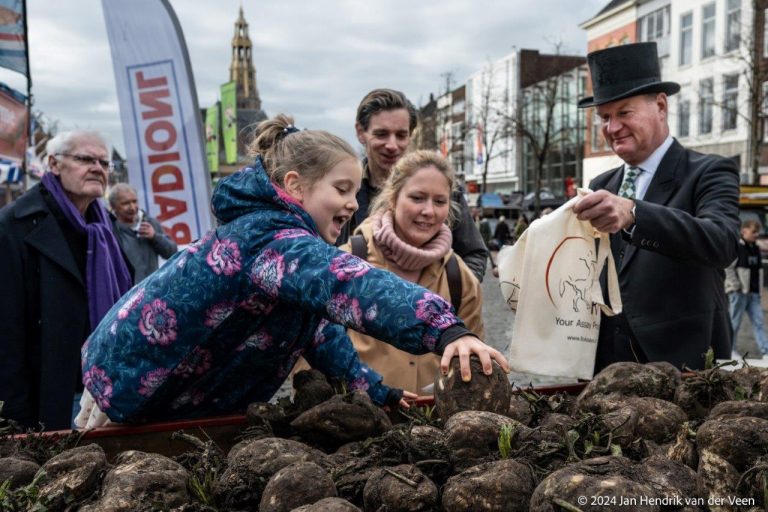 Sint Martinus uitdeling voederbieten 2024 – Jordy van Wijhe